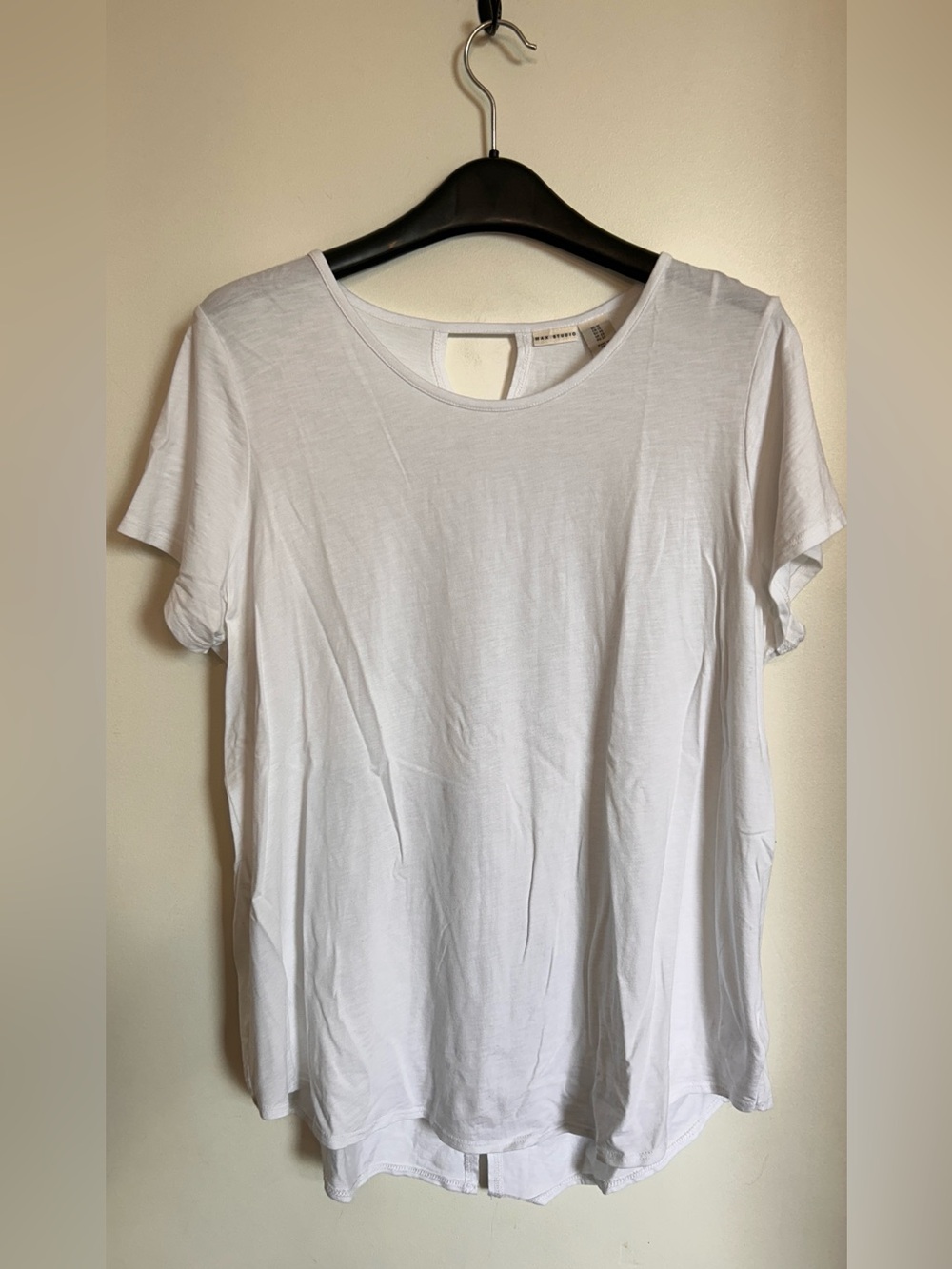 NWOT MAX STUDIO TEE SHIRT WITH PEEK DESIGN ON BACK